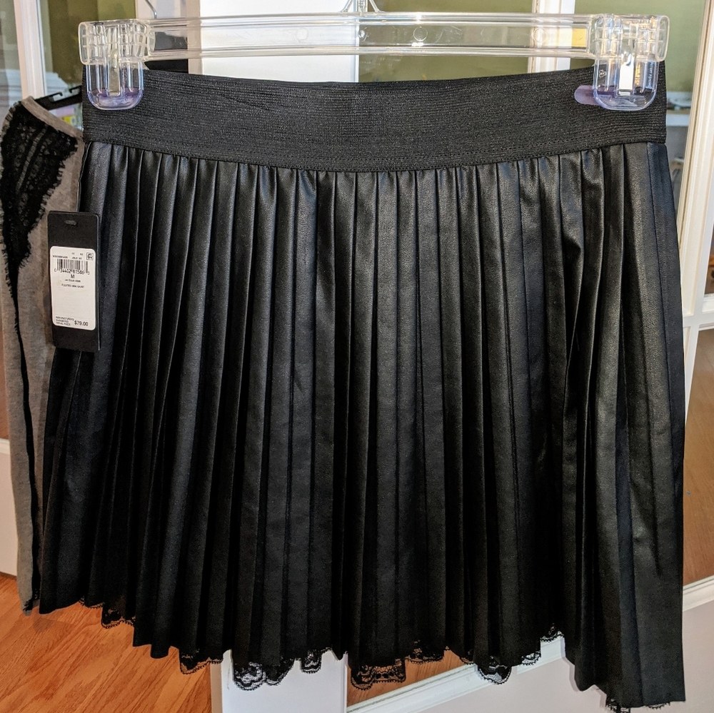 Ladies Pleated skirt by Guess?